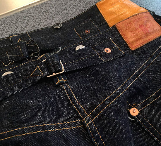 Джинсы с регулятором посадки